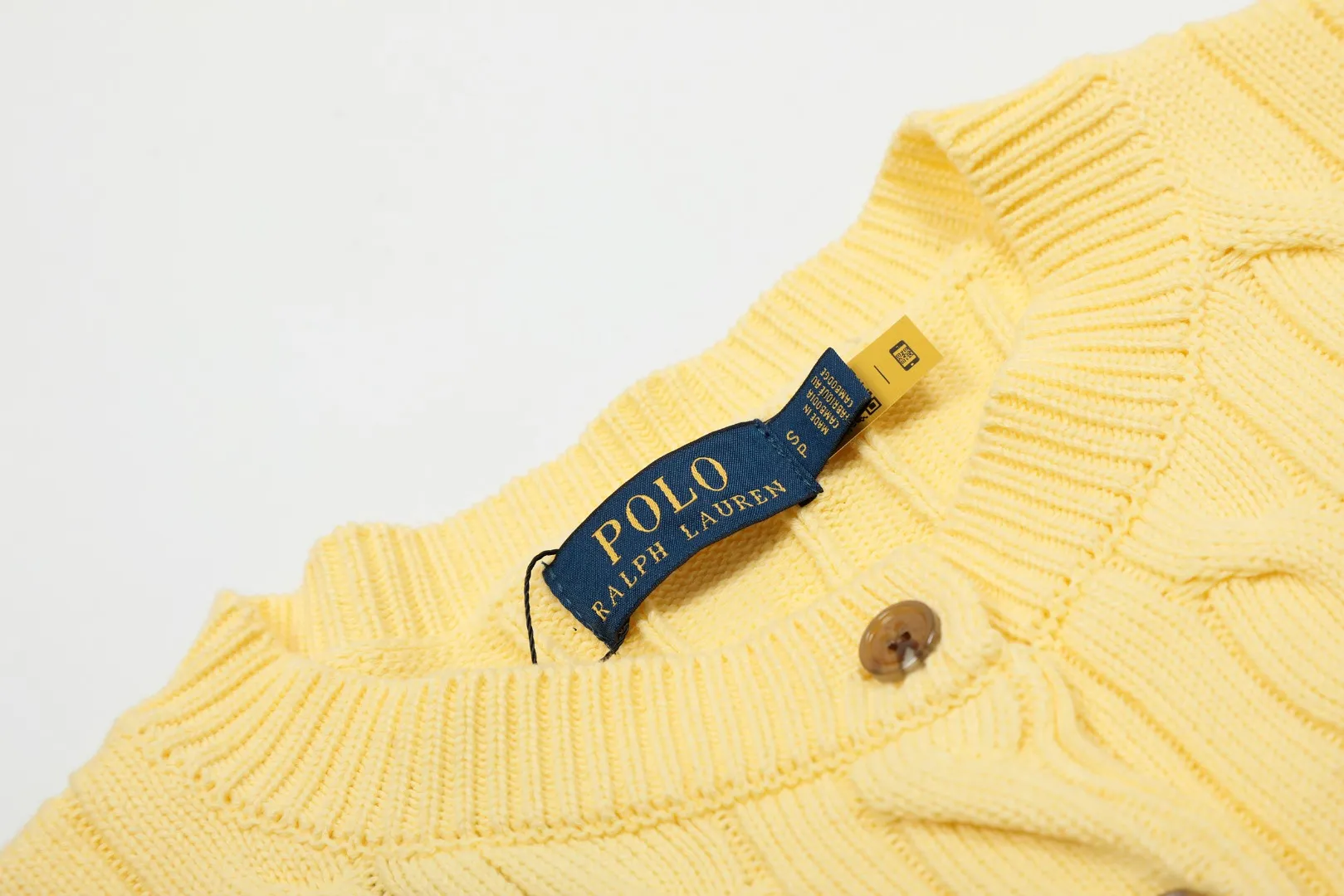P230 Top quality" Style number: DS006# (not off the shelves all year round) [Ralph Lauren round neck solid color pony embroidery logo twist knitted cardigan] ✅Ralph Lauren Ralph Lauren classic basic versatile knitted cardigan jacket for all seasons ✅Main supplier platform live broadcast Wholesale entity Replacement if out of stock Not off the shelf ✅ZP quality 1:1 version Scan the code to enter the GF website Counter quality ✅Detailed quality The only one in Guangzhou Imported quality cotton yarn Focus on high-end, cost-effective, and good quality. Needless to say, the version is restored to the original version. The maximum size can be worn up to 160 pounds. Loose, comfortable and stress-free. ✅The upper body is simple and easy to match. A must-have for goddess ootd. Good-looking clothes are never picky. Must-have items in goddess wardrobe. Size: S- Navy blue white label Navy blue red label
